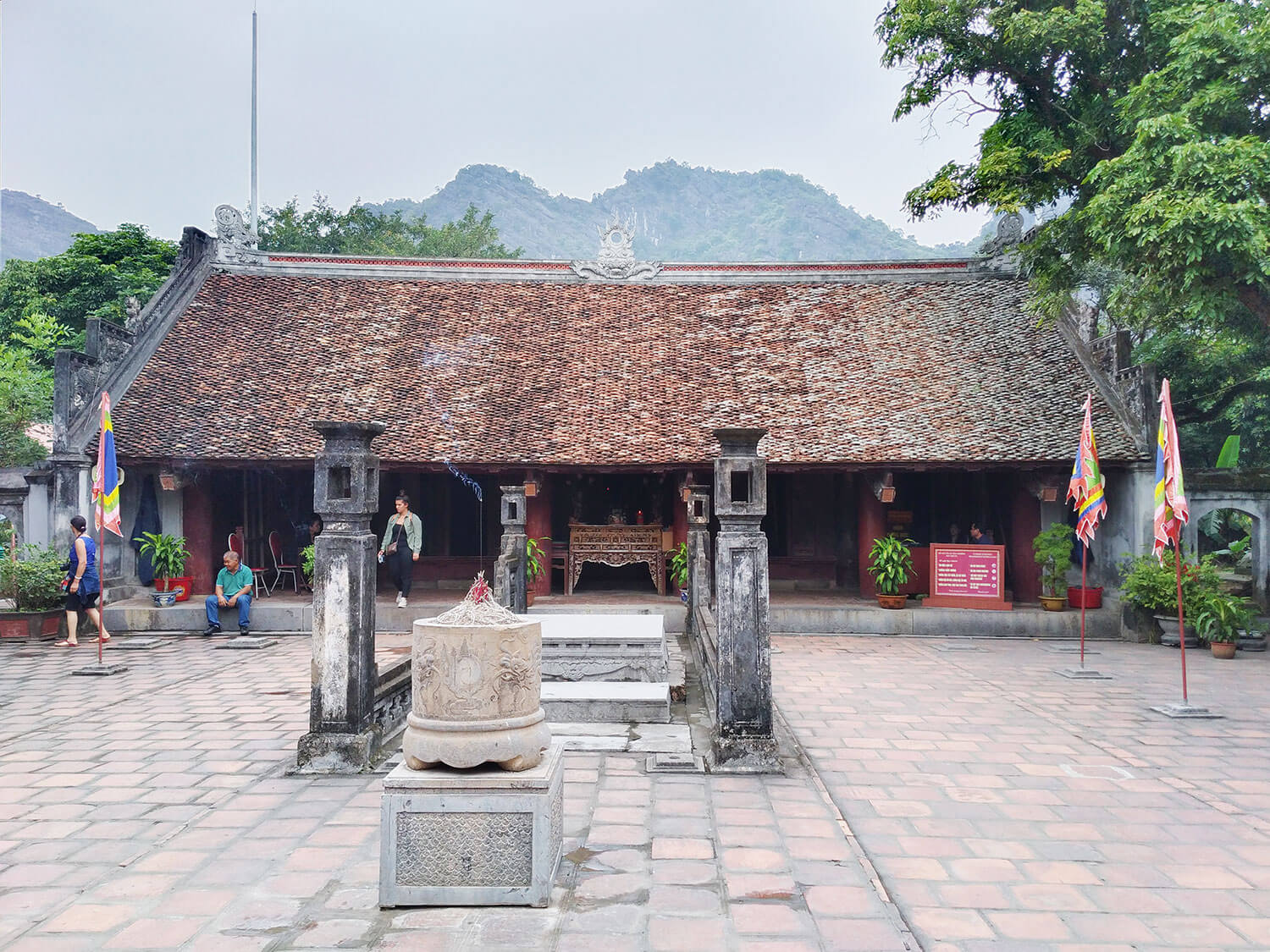 vietnamdinh tien hoang temple