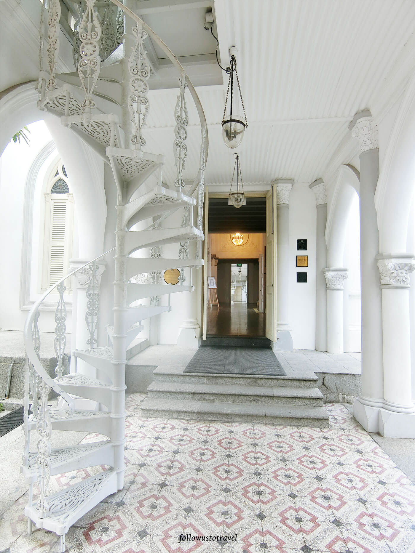 【新加坡讚美廣場】CHIJMES 酒吧夜生活、夢幻純白教堂、交通住宿攻略 5 新加坡景点赞美教堂旋转楼梯