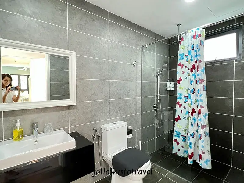 【怡保民宿】Cozy Suite with 270 Degree Mountain and Theme Park Views 山林樂園美景,玩迷失樂園住這裡! 14 怡保民宿Cozy Suite with 270 Degree Mountain and Theme Park Views浴室