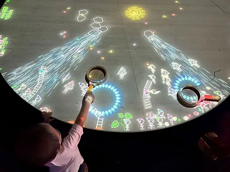 teamlab小人兒所居住的桌子