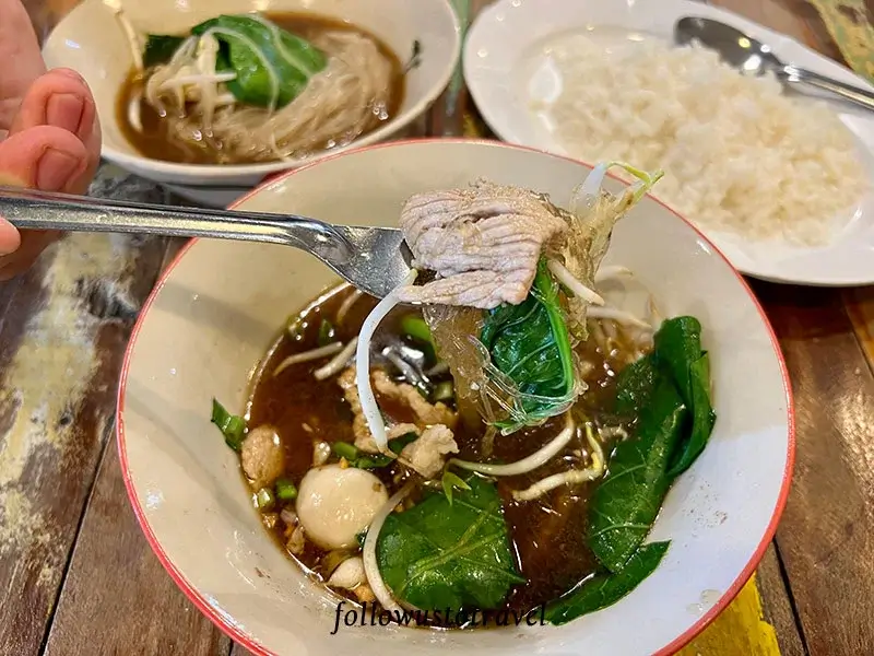 【曼谷水上市場一日遊】美功鐵道市場和安帕瓦,火車奇景、遊河賞螢、住宿推薦 19 安帕瓦水上市場船麵