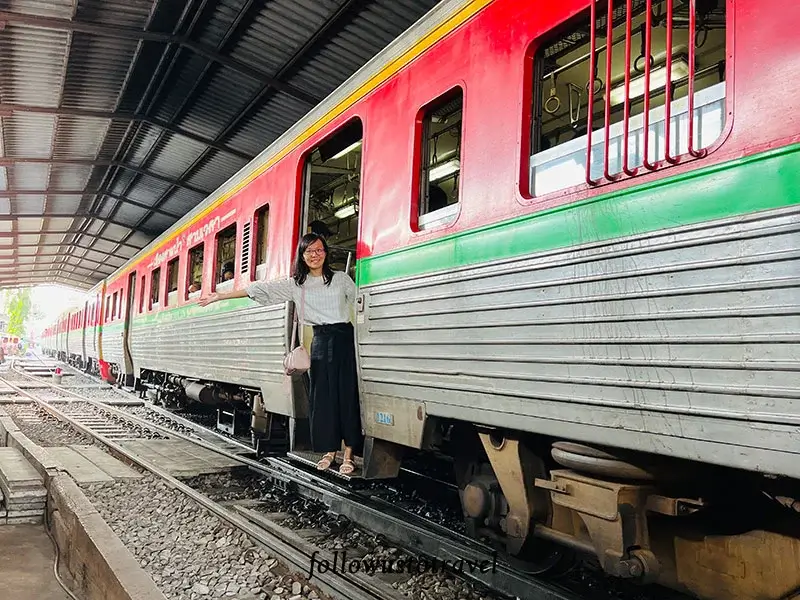 【曼谷水上市場一日遊】美功鐵道市場和安帕瓦,火車奇景、遊河賞螢、住宿推薦 11 美功鐵道市場火車