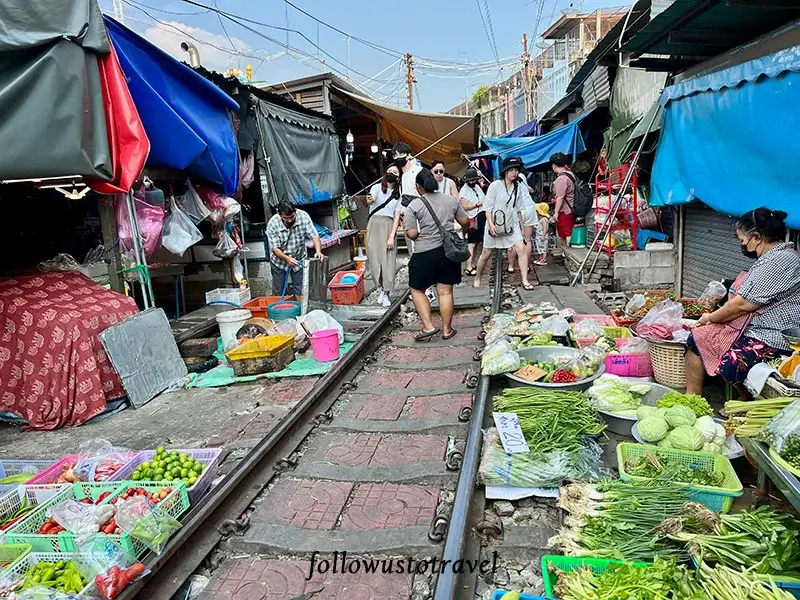 【曼谷水上市場一日遊】美功鐵道市場和安帕瓦,火車奇景、遊河賞螢、住宿推薦 5 美功鐵道市場