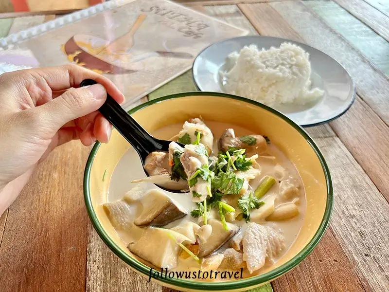 【曼谷水上市場一日遊】美功鐵道市場和安帕瓦,火車奇景、遊河賞螢、住宿推薦 9 美功鐵道市場美食 Sutha Cafe