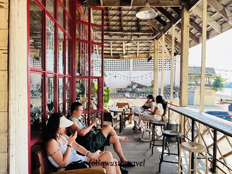 【曼谷水上市場一日遊】美功鐵道市場和安帕瓦,火車奇景、遊河賞螢、住宿推薦 7 美功鐵道市場美食 Sutha Cafe