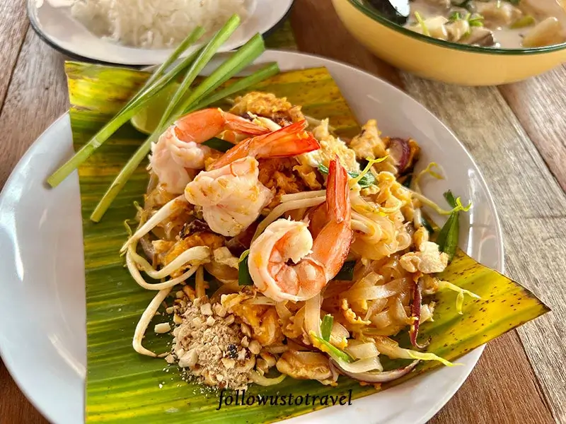【曼谷水上市場一日遊】美功鐵道市場和安帕瓦,火車奇景、遊河賞螢、住宿推薦 8 Sutha Cafe 泰式炒河粉 Pad Thai