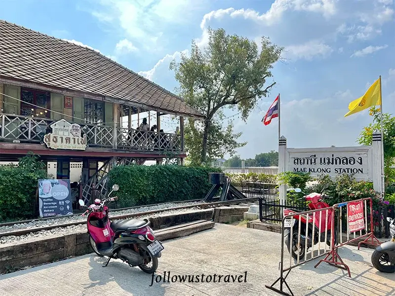 【曼谷水上市場一日遊】美功鐵道市場和安帕瓦,火車奇景、遊河賞螢、住宿推薦 6 美功鐵道市場美食 Sutha Cafe