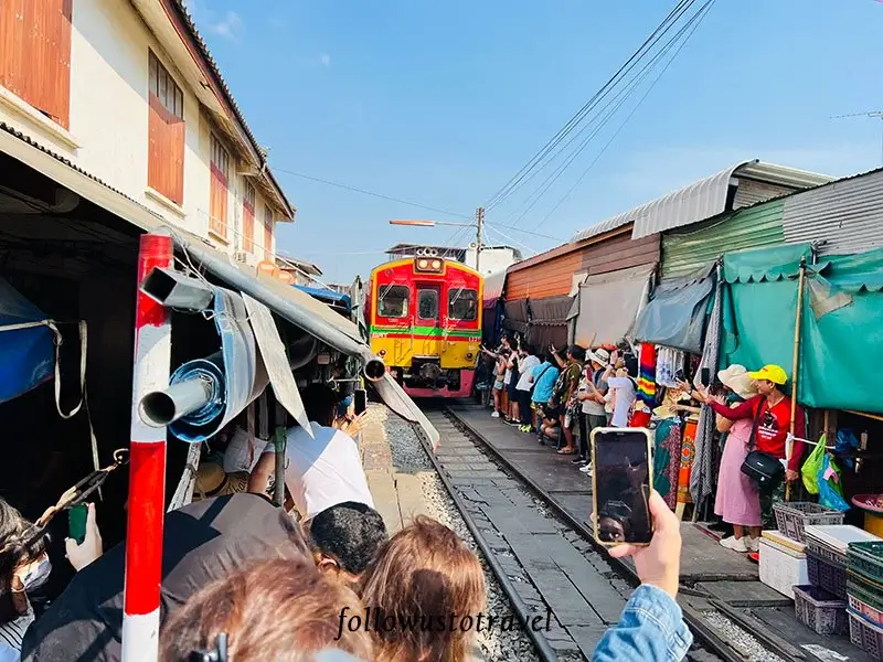 【曼谷水上市場一日遊】美功鐵道市場和安帕瓦,火車奇景、遊河賞螢、住宿推薦 10 美功鐵道市場火車