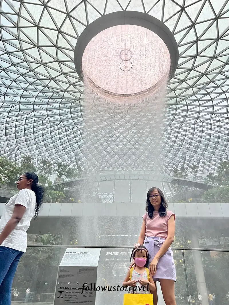 新加坡星耀樟宜世界最高室內瀑布