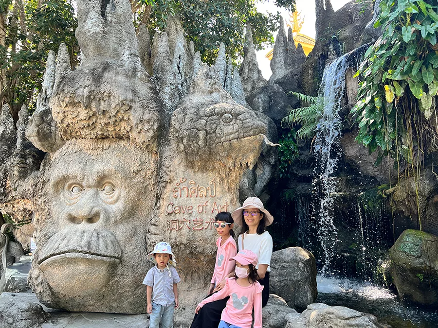 清萊白廟石雕洞穴