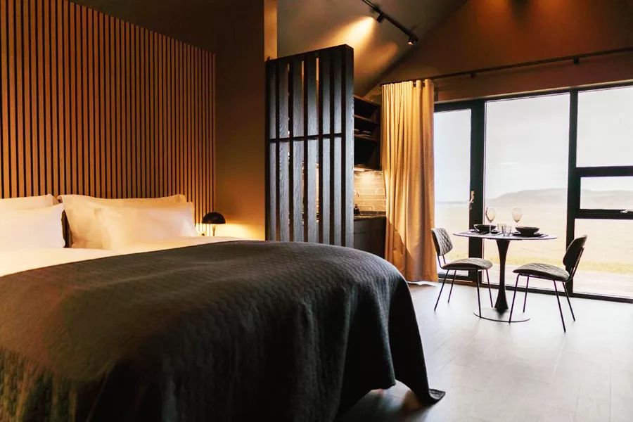 【2025冰島住宿】冰島飯店旅館推薦,泡澡賞極光就住這裡! 8 黑色海灘套房飯店 (Black Beach Suites)