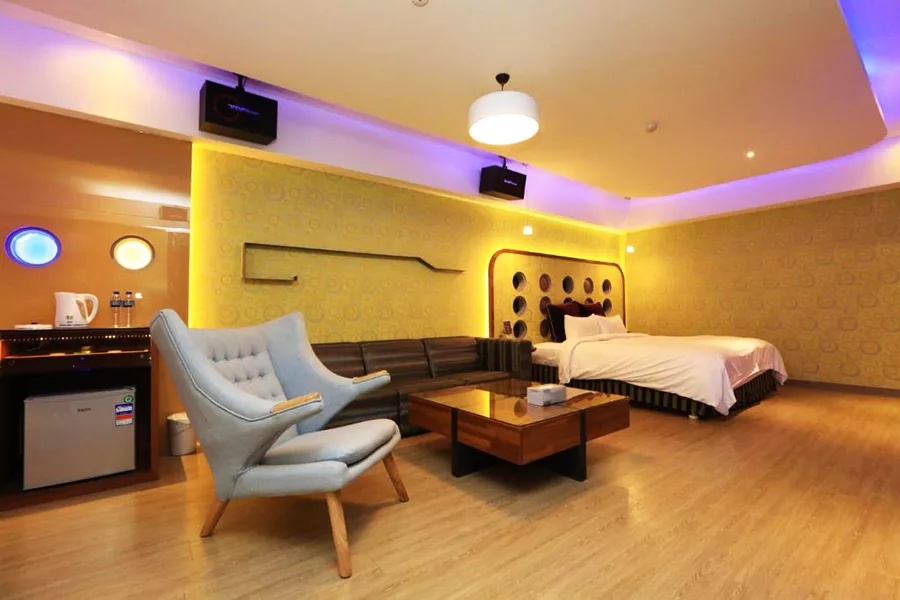 【2025新竹汽車旅館】8間新竹汽旅推薦,新開幕!KTV/按摩浴缸/私人泳池 4 約客頂級汽車旅館-新竹館