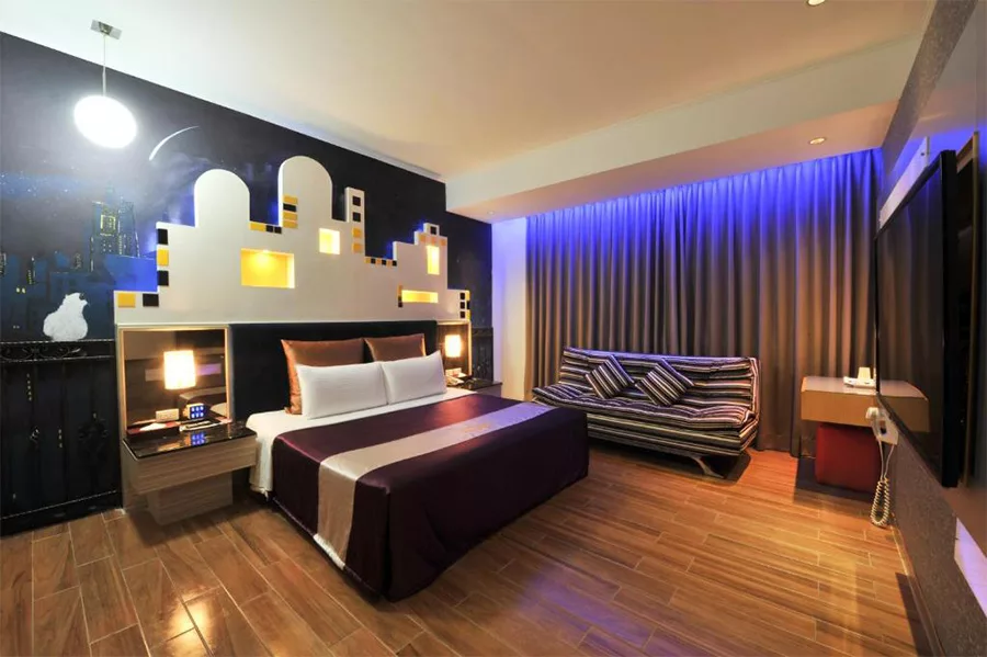 【2025新竹汽車旅館】8間新竹汽旅推薦,新開幕!KTV/按摩浴缸/私人泳池 12 紫晶彩繪汽車旅館