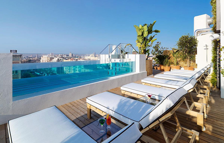 【2025馬德里住宿推薦】最新!10間馬德里飯店、安全住宿區域、地鐵站旁 14 H10阿爾卡拉之門飯店4星級高級泳池