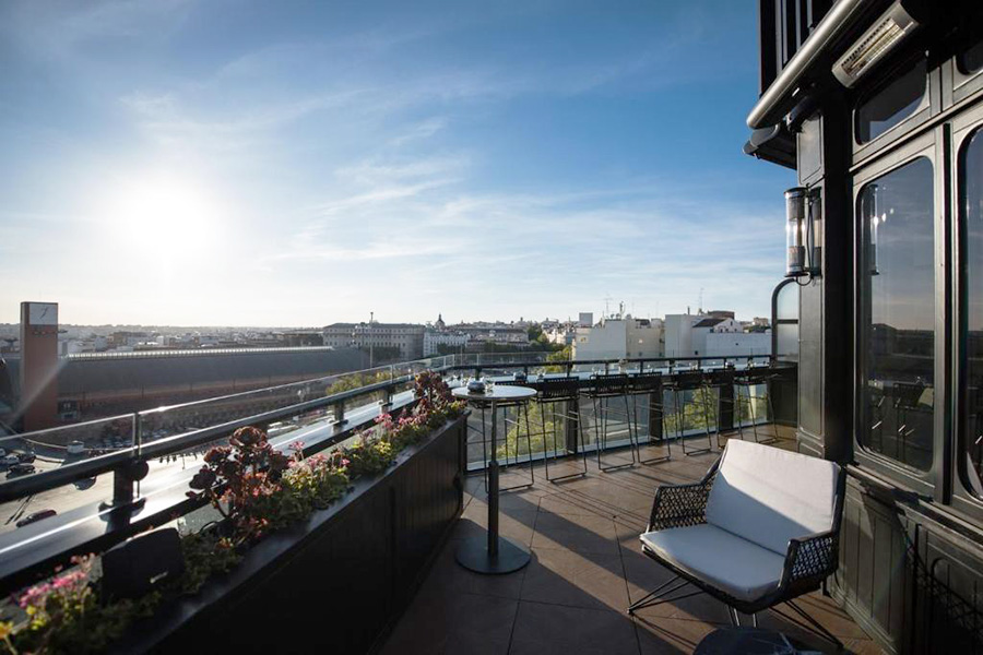 【2025馬德里住宿推薦】最新!10間馬德里飯店、安全住宿區域、地鐵站旁 20 只有你阿托查酒店陽台