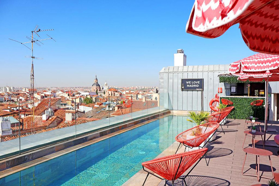 【2025馬德里住宿推薦】最新!10間馬德里飯店、安全住宿區域、地鐵站旁 2 佩斯塔納廣場精選飯店陽台