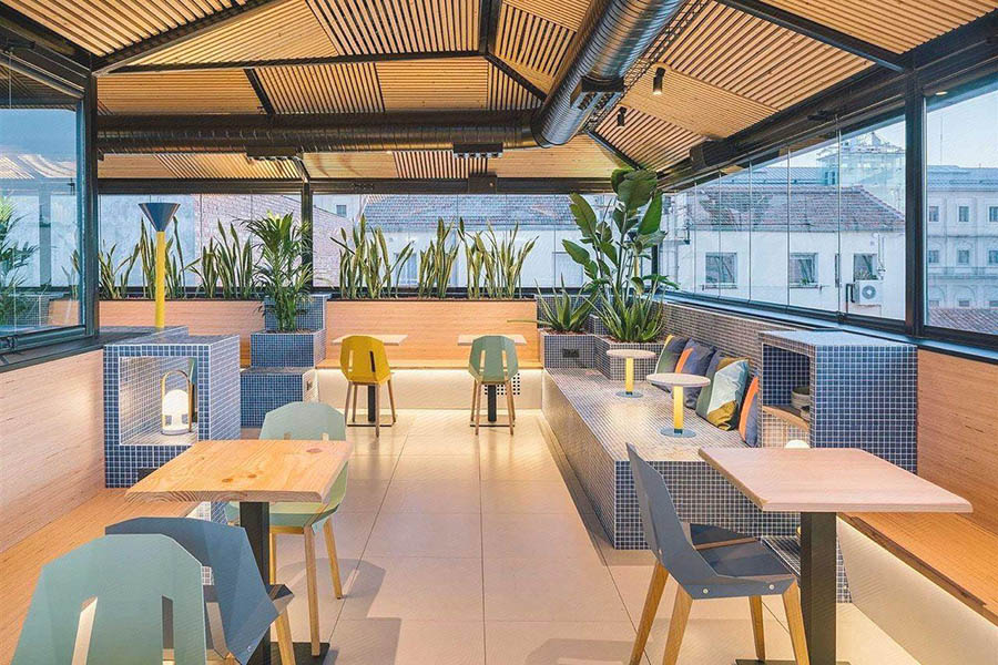 【2025馬德里住宿推薦】最新!10間馬德里飯店、安全住宿區域、地鐵站旁 18 阿托查睡眠旅館餐廳